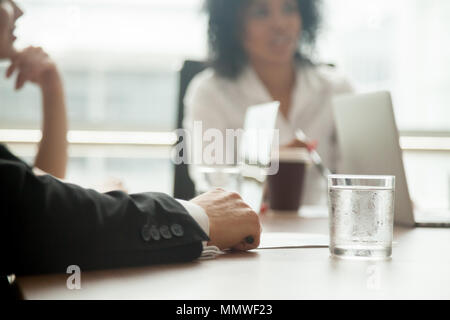 Imprenditore nel soddisfare partecipanti riunione di gruppo o negoziati, Foto Stock