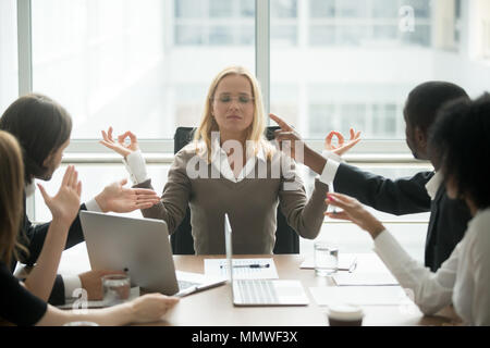Memore boss femmina calmate meditando in ufficio stressanti Foto Stock