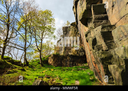 Heptonstall cava, noto come buco infernale, popolare di arrampicata e bouldering in posizione Heptonstall, Calder Valley, West Yorkshire, Regno Unito Foto Stock