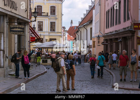 Tallinn, Estonia, 10 agosto: Abitanti e visitatori a piedi attraverso le stradine strette, esplorare le attrattive della vecchia Tallinn, 10 agosto 2017. Foto Stock