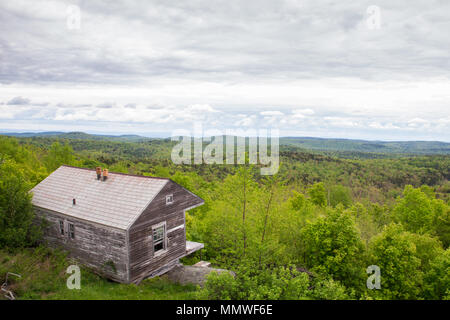 Storico in cabina si affacciano a Hogback Mountain nel Vermont montagne verdi Foto Stock