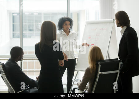 Grave femmina africana leader dà la presentazione al team di vendita m Foto Stock