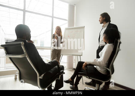 African business team ascolto agli altoparlanti dando la presentazione Foto Stock