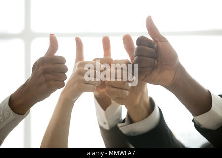 Le mani di diversi team aziendale che mostra Thumbs up, primo piano Foto Stock