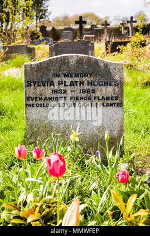 Sylvia Plath la sua tomba nel cimitero di San Tommaso Apostolo chiesa in Heptonstall, Calderdale, UK. Maggio 2018 Foto Stock