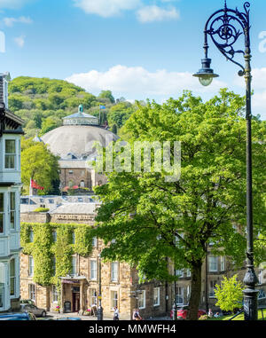 La Old Hall Hotel e la cupola di Devonshire nel centro della cittadina termale di Buxton, Peak District, Derbyshire, Regno Unito Foto Stock