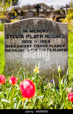 Sylvia Plath la sua tomba nel cimitero di San Tommaso Apostolo chiesa in Heptonstall, Calderdale, UK. Maggio 2018 Foto Stock