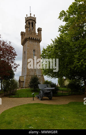 Victoria torre costruito 1848 commemora la visita a Guernsey nel 1846 della Regina Vittoria e il Principe Alberto. Un tedesco WW1 obice è nell'immagine. Foto Stock