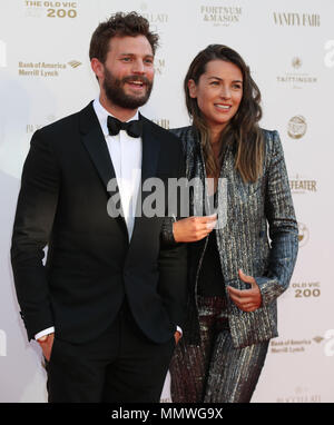 Jamie Dornan e Amelia Warner che arrivano per la Old Vic Bicentenario Sfera, presso la Old Vic a Lambeth, Londra. Foto Stock