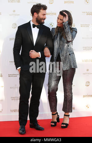 Jamie Dornan e Amelia Warner che arrivano per la Old Vic Bicentenario Sfera, presso la Old Vic a Lambeth, Londra. Foto Stock