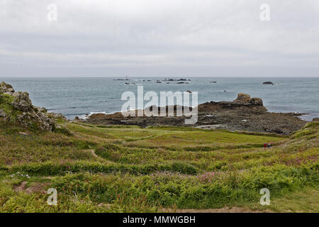 Vista dalla scogliera percorso il Les Hanois in luce le Biseau Reef off Guernseys costa sud-ovest con il giovane a immagine in basso a destra Foto Stock