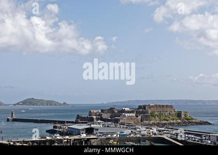 Castle Cornet, St Peter Port Guernsey del porto. Il laghetto racchiuso direttamente al di sotto del castello è utilizzato per insegnare abilità di marine & vela barche di modello. Foto Stock