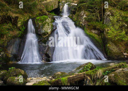 Germania, due cascate parallele e due terrazze di cascate di Triberg nella foresta nera Foto Stock