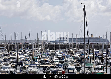 Costa Mediterranea nave da crociera si trova tra le affollate St Peter Port Harbour, Herm e Jethou isole in poco Roussel acque. Foto Stock