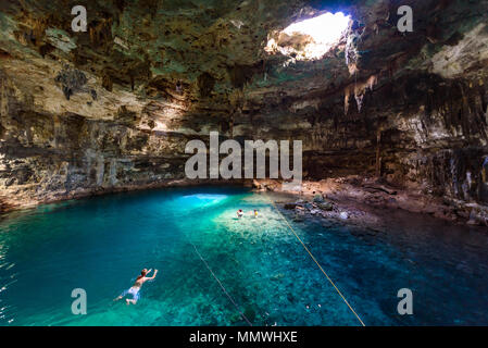 Cenote Samula Dzitnup vicino a Valladolid, Yucatan, Messico - nuotare in un mare blu cristallino Foto Stock