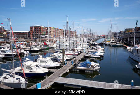 La marina con imbarcazioni da diporto e piccole imbarcazioni di Fisher a Scheveningen, l'Aia, Paesi Bassi. Foto Stock