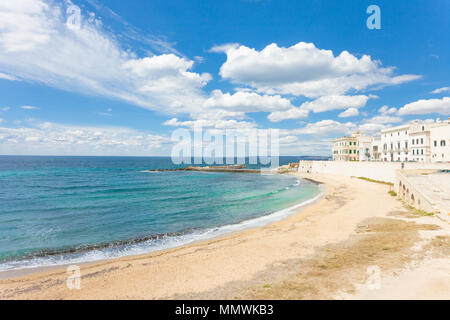 Gallipoli, Puglia, Italia - Eliofania assoluta presso la vasta spiaggia di Gallipoli Foto Stock