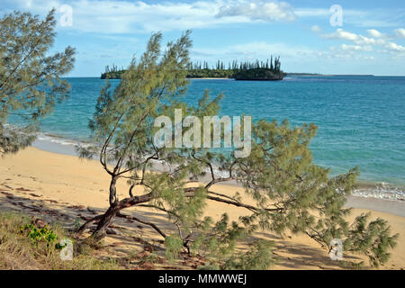 Vista delle isole Duroc e avventura dal Koueney beach, Isola dei Pini, Nuova Caledonia, Sud Pacifico Foto Stock
