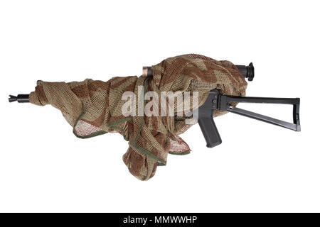 Mimetizzati kalashnikov AK con sniper ambito isolato su uno sfondo bianco Foto Stock