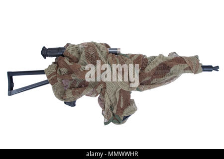 Mimetizzati kalashnikov AK con sniper ambito isolato su uno sfondo bianco Foto Stock