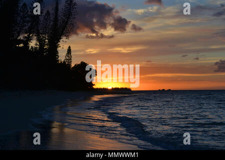 Sunrise a Koueney beach, Isola dei Pini, Nuova Caledonia, Sud Pacifico Foto Stock