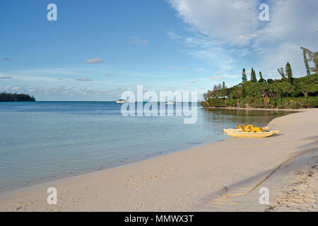 Kayak in riva alla spiaggia della Baia di oro, Isola dei Pini, Nuova Caledonia, Sud Pacifico Foto Stock