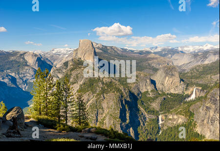 Vista di Half Dome, Yosemite Valley, primaverile e Nevada Falls dal punto ghiacciaio nel Parco Nazionale di Yosemite in California, Stati Uniti d'America Foto Stock