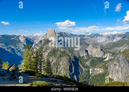 Vista di Half Dome, Yosemite Valley, primaverile e Nevada Falls dal punto ghiacciaio nel Parco Nazionale di Yosemite in California, Stati Uniti d'America Foto Stock