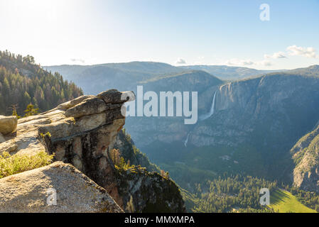 Superiore e inferiore di Yosemite Falls Yosemite Nationalpark - Vista dal ghiacciaio di punto di vista - California, Stati Uniti d'America Foto Stock