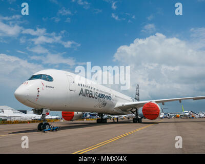 Airbus A350 1000 sullo schermo durante il Singapore Airshow 2018 presso il Centro Fieristico Changi di Singapore. Foto Stock