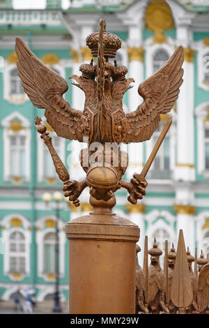 San Pietroburgo, bronzo figura del tre-headed eagle sulla riga della colonna di Alessandria sulla piazza del Palazzo Foto Stock