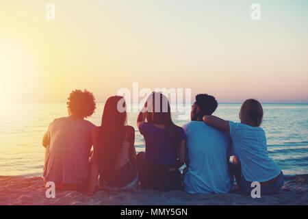 Gruppo di amici felici a rilassarci in spiaggia Foto Stock