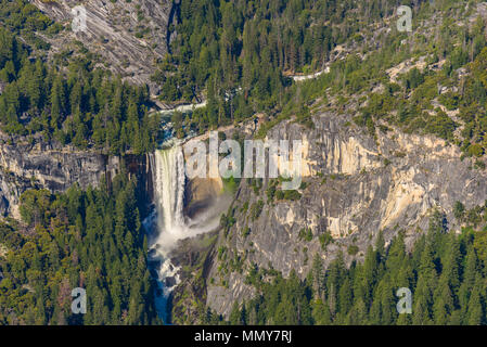 Vista di primaverile cade dal punto ghiacciaio nel Parco Nazionale di Yosemite in California, Stati Uniti d'America Foto Stock