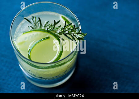 Il rosmarino Gin Succhiello Cocktail con Cucumber Slice. Concetto di bevanda. Foto Stock