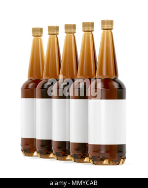 Fila di cinque di plastica le bottiglie di birra con etichette vuote Foto Stock