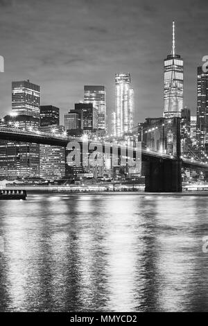 Immagine in bianco e nero del Ponte di Brooklyn e Manhattan di notte, la città di New York, Stati Uniti d'America. Foto Stock