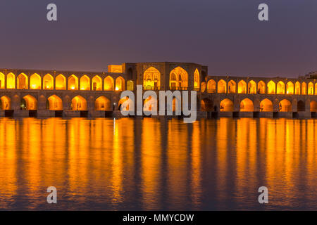 ISFAHAN, IRAN - 28 Aprile 2015: persone non identificate hanno appoggiato nell'antico ponte Khaju, (Pol-e Khaju), in Isfahan, Iran Foto Stock