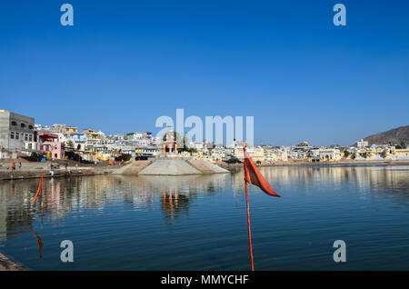 Pushkar, Rajasthan, India- 16 Gennaio 2018: pellegrinaggio indù sito di Pushkar con vecchi edifici, templi, ghats e santa di Pushkar Sarovar in Rajasthan Foto Stock