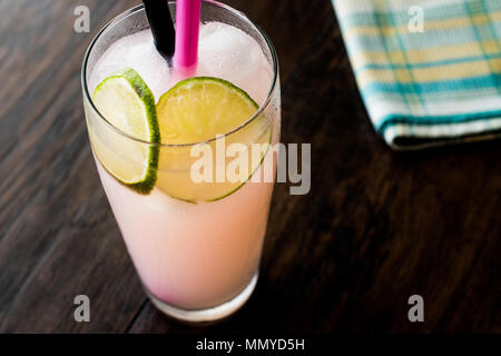 Levriero Cocktail con calce (fatta con succo di pompelmo). Concetto di estate. Foto Stock