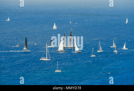 Antigua Piccole Antille isole dei Caraibi West Indies - Ocean andando yachts prendendo parte ad Antigua Sailing Week gare Foto Stock