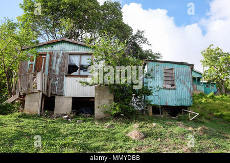 Antigua Piccole Antille isole dei Caraibi West Indies - strada tipiche case e baracche Foto Stock