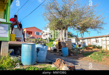 Antigua Piccole Antille isole dei Caraibi West Indies - strada tipiche case e baracche Foto Stock