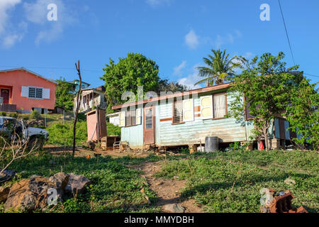 Antigua Piccole Antille isole dei Caraibi West Indies - strada tipiche case e baracche Foto Stock