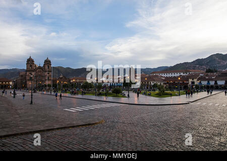 CUSCO, Perù - Gennaio 5, 2018: Unidentified persone sulla strada di Cusco, Perù. Tutta la città di Cusco è stato designato come un Sito Patrimonio Mondiale dell'UNESCO Foto Stock