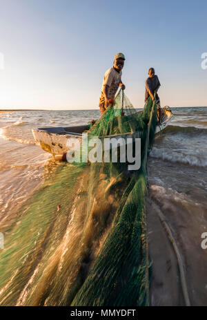 Pescatori artigianali in Mozambico tirate fuori le reti contenenti i giorni cattura. Foto Stock