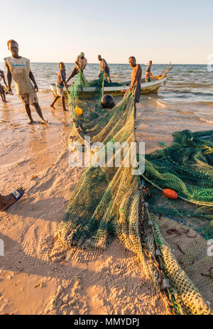 Pescatori artigianali in Mozambico tirate fuori le reti contenenti i giorni cattura. Foto Stock