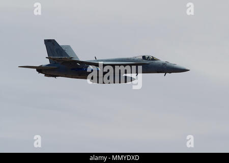 Vicino la foto di un US Navy F/A-18E Super Hornet jet da combattimento sorvolano Rainbow Canyon California, Stati Uniti d'America. Foto Stock