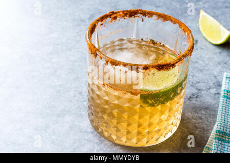 Il miele piccante Mezcal cocktail Margarita con calce e ghiaccio. Concetto di bevanda. Foto Stock