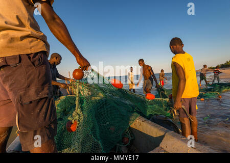 Pescatori artigianali in Mozambico tirate fuori le reti contenenti i giorni cattura. Foto Stock