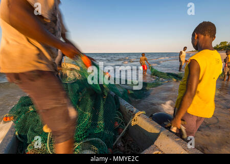 Pescatori artigianali in Mozambico tirate fuori le reti contenenti i giorni cattura. Foto Stock